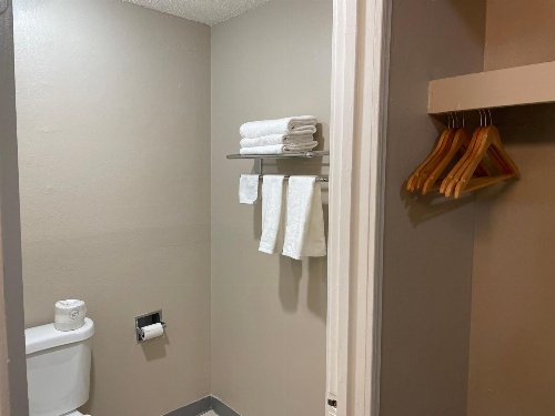 Super 8 by Wyndham Junction City image 2