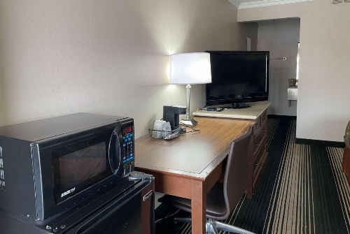 Super 8 by Wyndham Junction City image 11