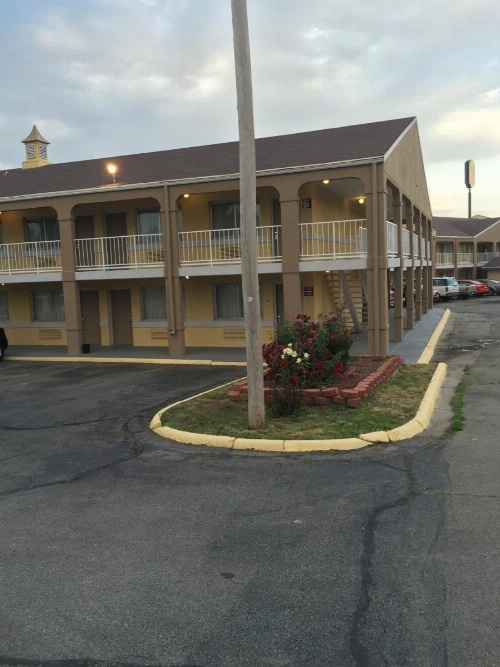 Super 8 by Wyndham Junction City image 5